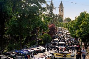 I mezzi schierati, pronti per la partenza della Night Ride 2014